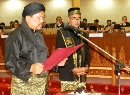 Satiful Angkat Sumpah http://buletinonline.net/images/stories/aberita23/Satiful%20Angkat%20Sumpah.jpg